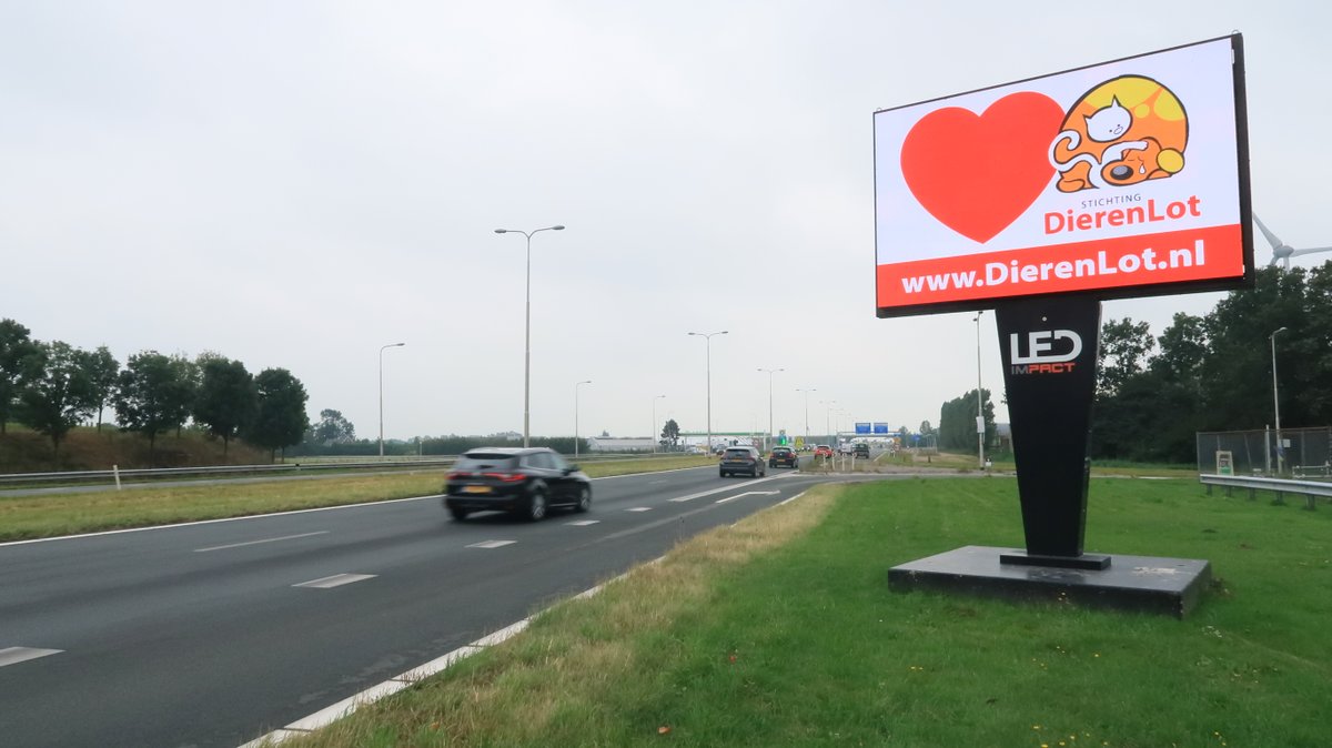 DierenLot's tweet photo. In januari zijn we niet alleen volop zichtbaar op de televisie, maar ook langs de (snel)weg op tientallen plaatsen. Dit dankzij onze mediapartners @GlobalNL, #Bereik! #LEDImpact. Toppers! 
#samenvoordieren #dierenambulance #dierenasiel https://t.co/9QfXcMGRZ6