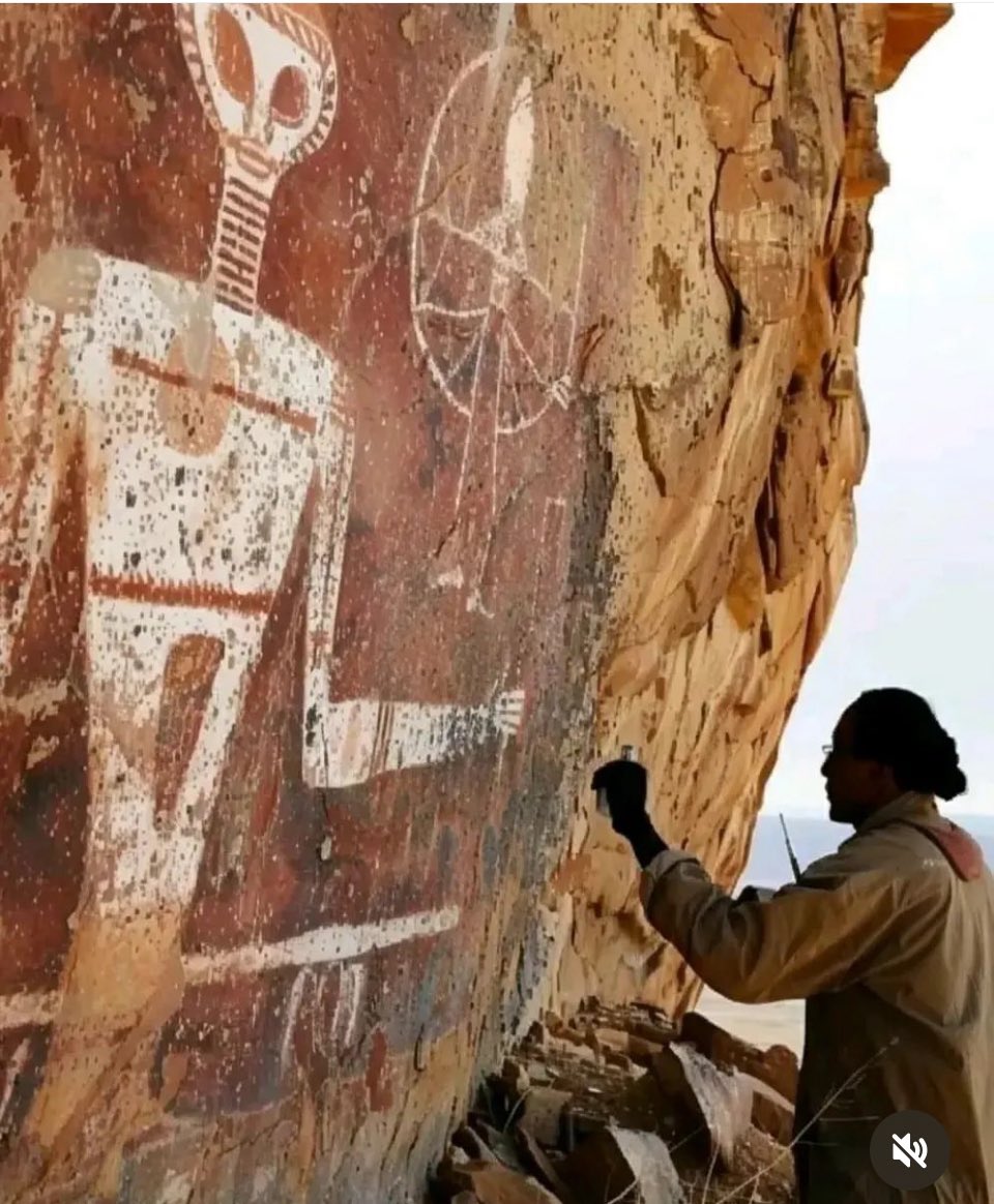 4biddnKnowledge's tweet photo. Ancient Madhia Pradesh in India. It's amazing how these ancestors can draw perfect images of cattle, sheep, deer, people, and nature... But when they draw this, we dismiss it as if they were idiots or something. Billy Carson https://t.co/1k9N0wSeJq