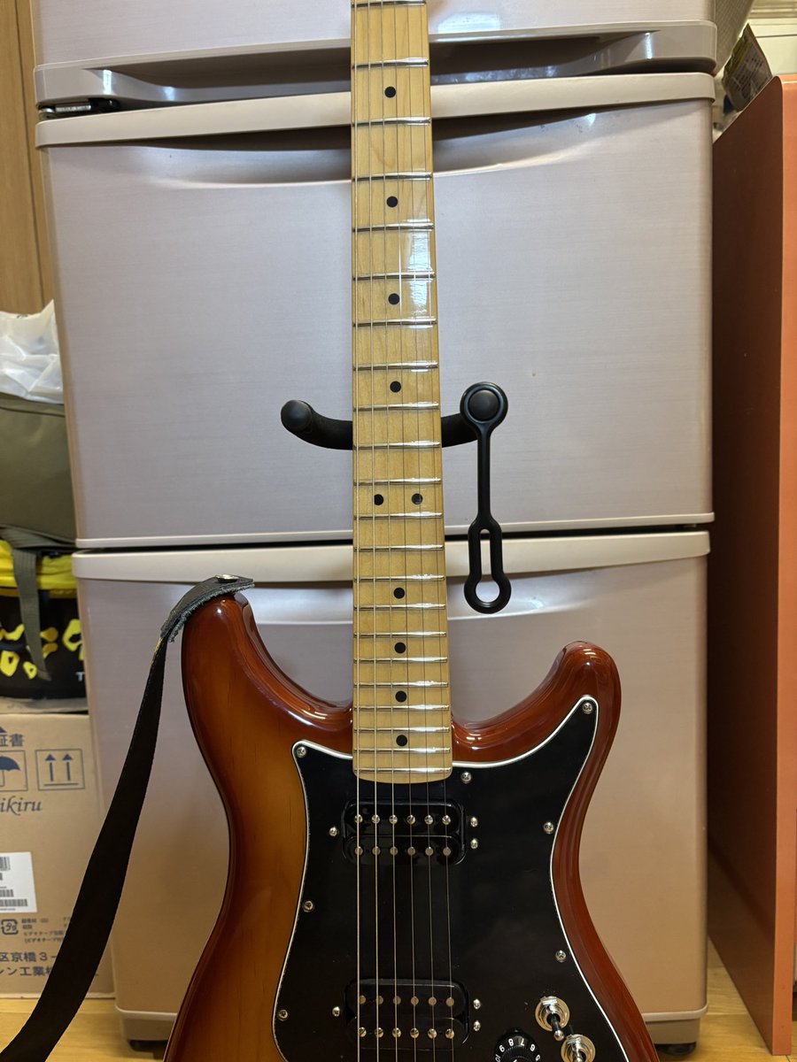 nekoneko1016's tweet photo. マイヌーギア(୨୧ᵕ̤ᴗᵕ̤)
Fender LEADⅢ 復刻版(୨୧ᵕ̤ᴗᵕ̤)
部屋が荷物だらけなので冷蔵庫の前でパシャリ。復刻版自体も既に生産中止になったので結構見つけるの苦労しました。ホントは黒のLEADⅡ欲しかったけど、このサンバーストカラーのⅢも可愛いカッコ良い
#mynewgear
#fender
#LEAD3 https://t.co/vRYf2DSsVK