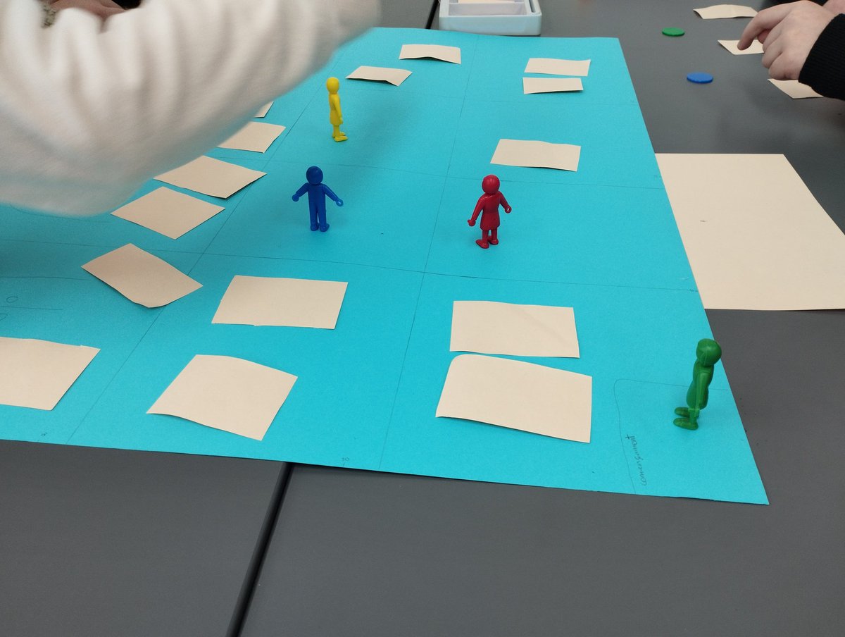 Avui amb l'<a href="/_AnnaVila_/">Anna Vila</a> hem tingut el plaer de fer un taller de creació de jocs de taula a <a href="/fanjacgirona/">Fanjac Girona</a> , l'associació d'ajuda a nens i joves amb altes capacitats. S'hi han implicat molt i han sortit propostes de jocs súper xules i originals! 🎲