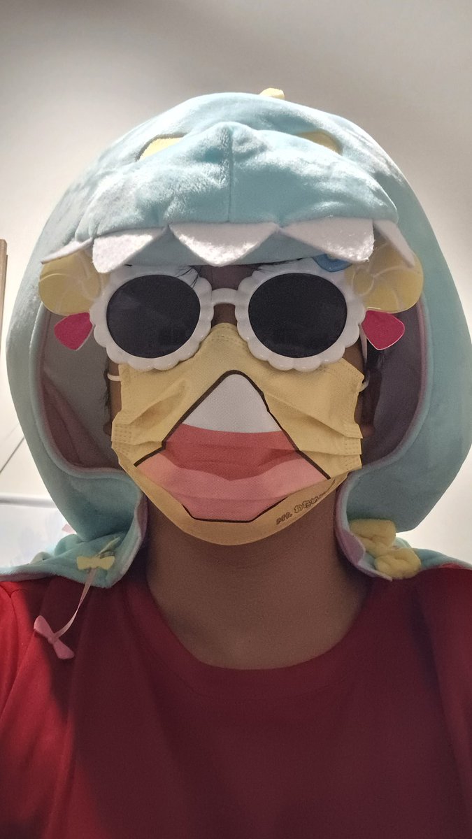 n731113's tweet photo. 今日のライブ前に、わため富士の超特大マスクを準備しました！合計で400個作り、台北ライブに来た綿友さんたちに無料で配布しましたまた、kanさんのイラスト協力にも感謝しています！
さらに外でわため富士ダンスも踊って、とても楽しかったです😂😂
#角巻わため 
#羊羊羊羊DC 
#hololiveSTAGE24 https://t.co/ROK0N4zqe1