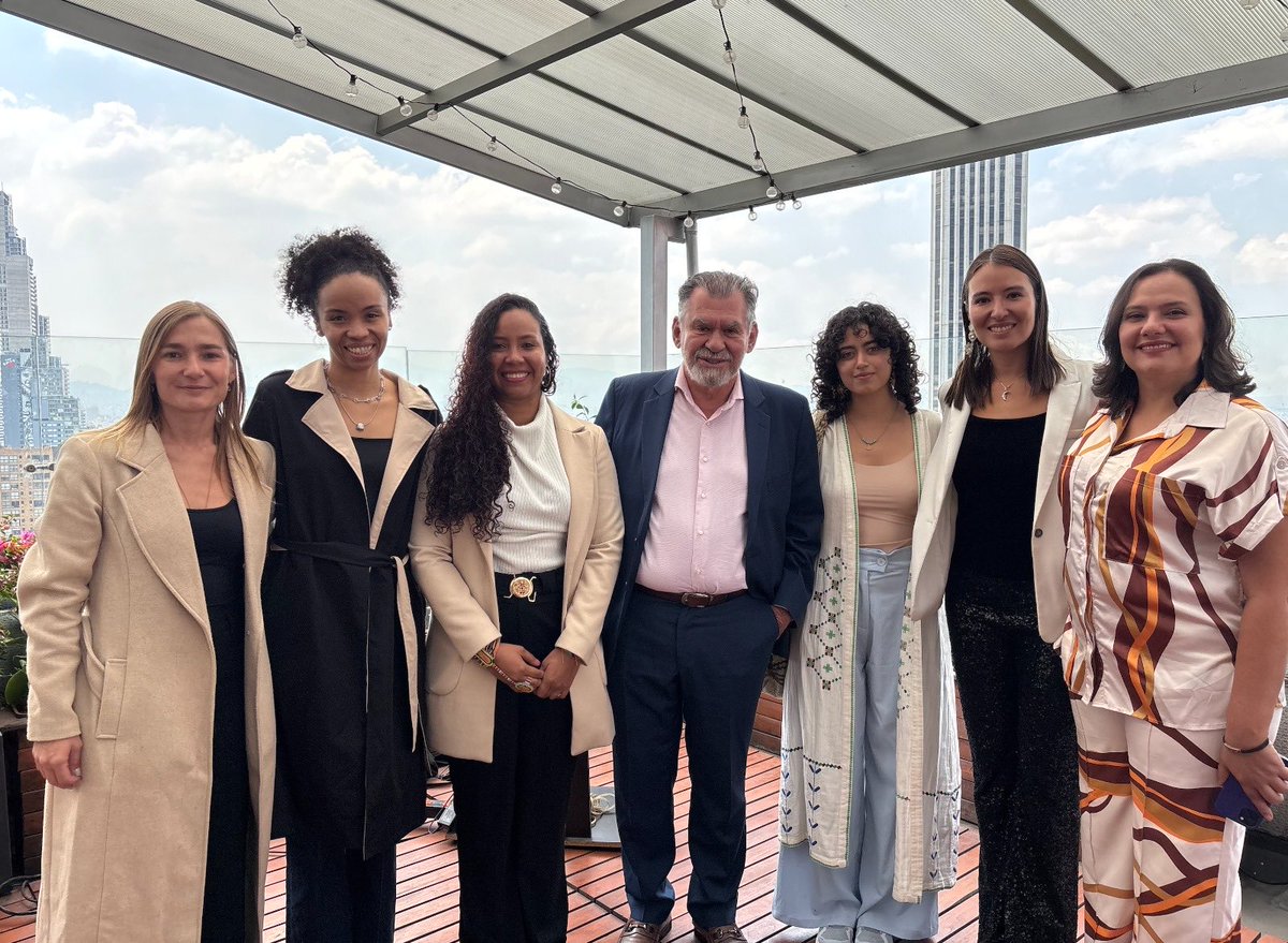 LeonVaLenciaA's tweet photo. Cinco mujeres fabulosas llegan en 2025 a reforzar el trabajo de la Fundación Pares, en la foto, de izquierda a derecha: Daniela Gómez, Indira Portocarrero, Linda Posso, Sofia Petro y Catalina Valencia, acompañan a Laura Bonilla la Subdirectora https://t.co/WNQf1eVP9L