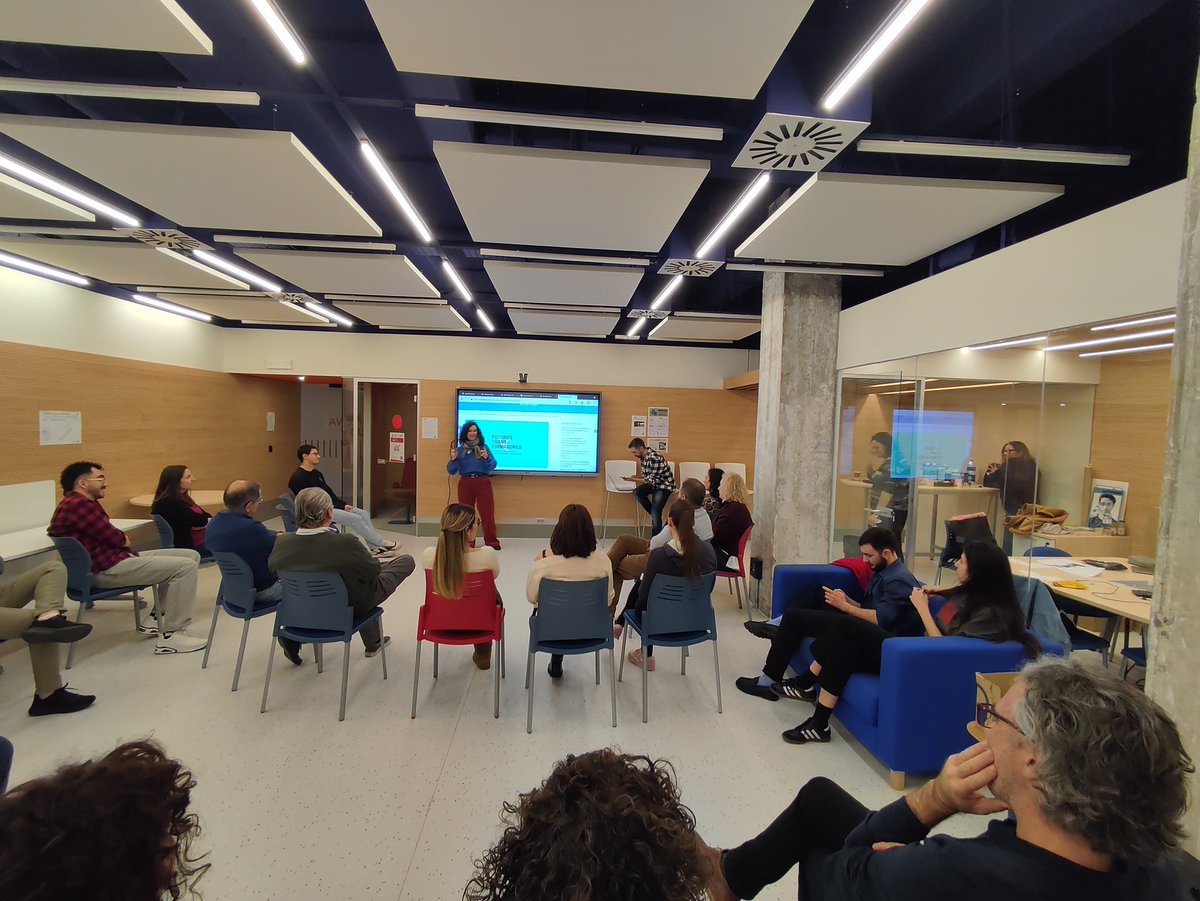 ETSIDI_UPM's tweet photo. Presentamos las iniciativas y conexiones de la Red PLANEA liderado por @pinvisibles [Andrea de Pascual]. Junto a @osantossopena [coordinador INNOVAHUB] plantea cómo nació #SIMBIONTES 👉🏻 buscaron 🔗 entre Arte, Ciencia, Tecnología, Cultura y Educación♻️ #RenovaciónPedagógica https://t.co/5ai3k2hHq9