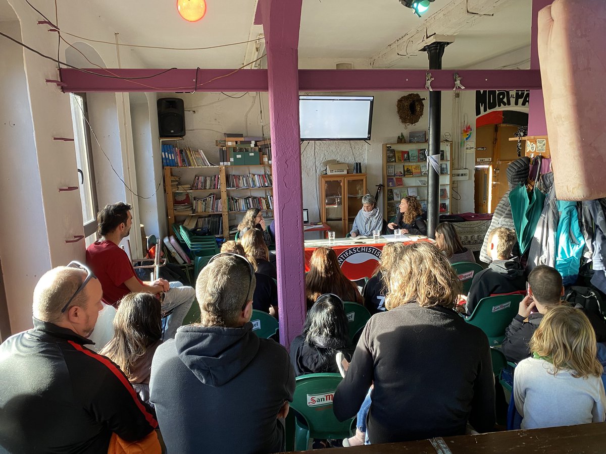 Ja en marxa la jornada de debat per organitzar-nos i fer front a l’extrema dreta al Berguedà. Col·lectius antifeixistes i anticapitalistes ens organitzem al Berguedà per combatre-la👊🏼 #BerguedàAntifeixista