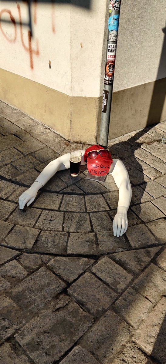 Die Ketten fesseln. Die Freiheit hängt. Der deutsche pennt.