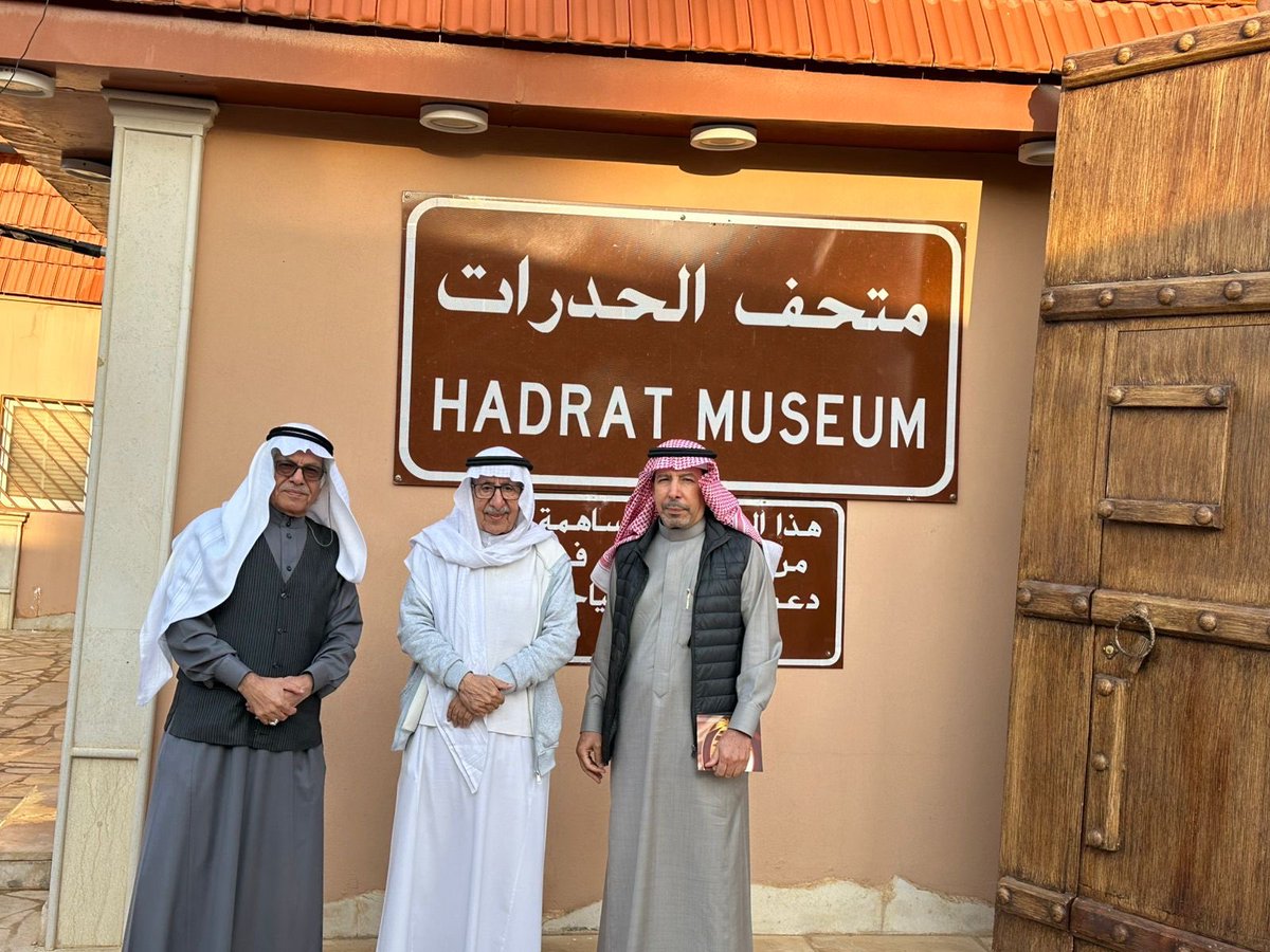 شرفني الصديق عمر السدحان والدكتور فهد الحصين بزيارة لنا في الاستراحة وانتهزنا الفرصة بزيارة خاطفة لمتحف الحدرات بشقراء ،الذي يحتوي على الكثير من الوثائق والصور قام بجمعها وترتيبها الاستاذ سعود المقرن وتحت ادارة الاستاذ عبدالرحمن البطين ،،