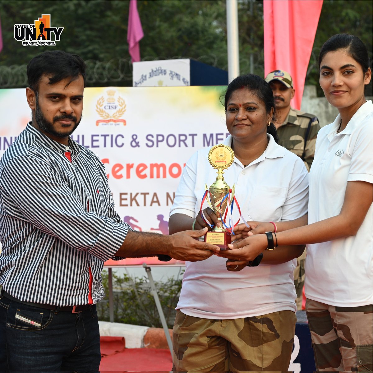 souindia's tweet photo. Celebrating excellence and fitness at the CISF Campus #StatuOfUnity Unit annual Sports Festival as Udit Agarwal, CEO of Statue of Unity, presents medals to the winning soldiers. #EktaNagar #150YearsOfSardarPatel #CISF
@CISFHQrs https://t.co/fsNWvVUWqg