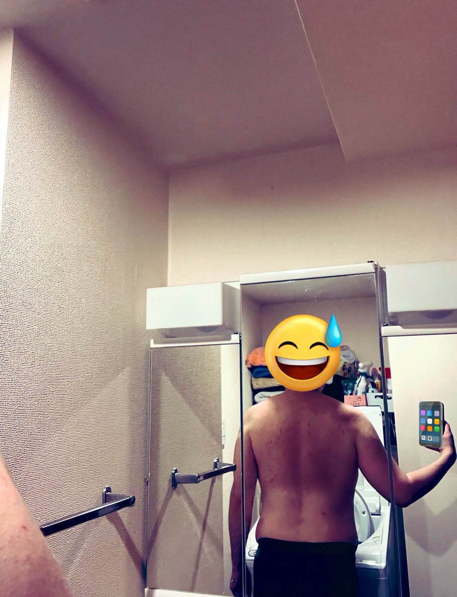 gleeeeyan's tweet photo. 2年前と現在の比較。
後ろ姿だけだと結構若返った気がする👍
　　←41歳　　　　　　　43歳→
#筋トレ好きな人と繋がりたい 
#ビフォーアフター https://t.co/C2PzT8OnyN