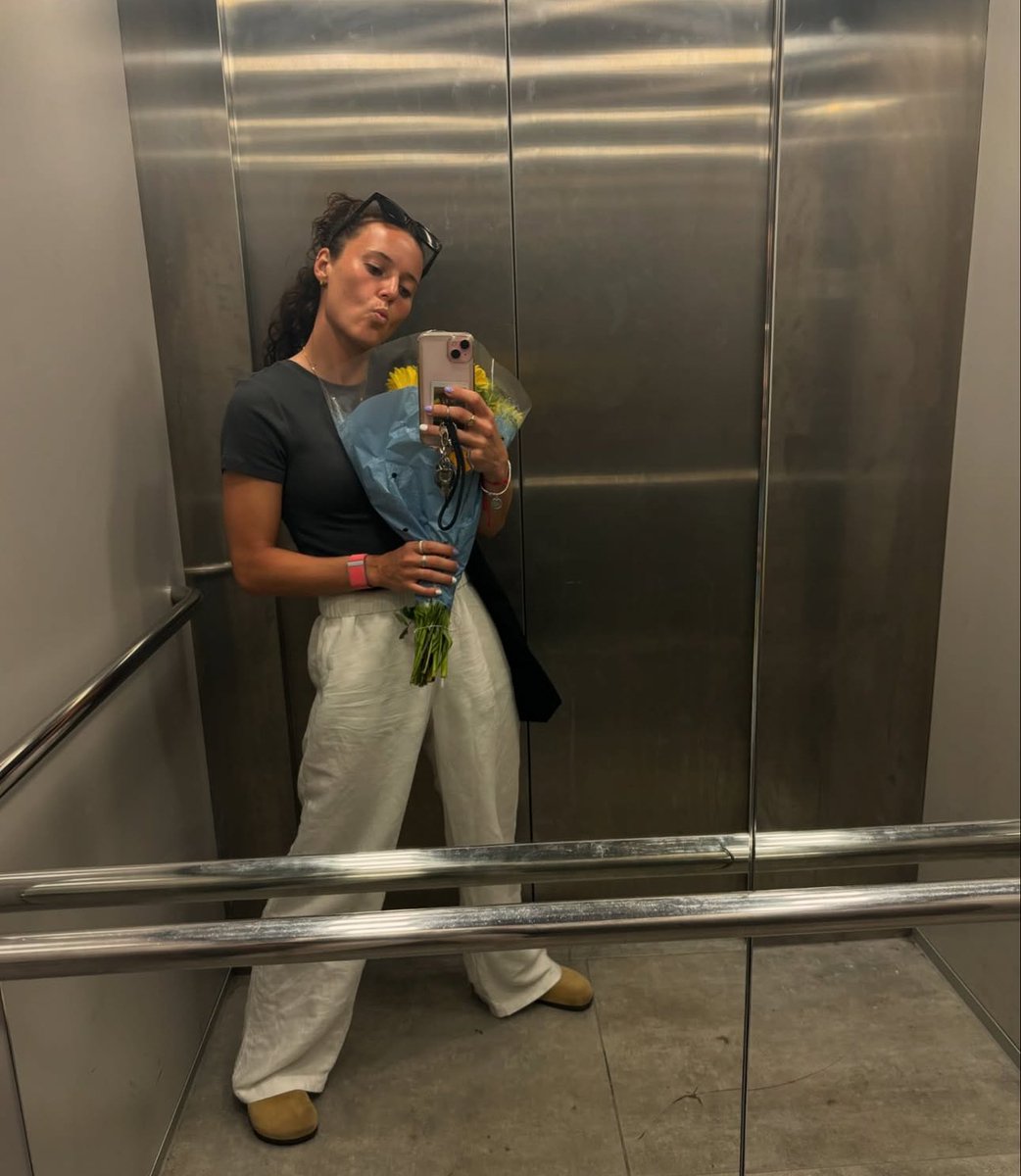 CHRISCROWLCY's tweet image. julesss posted: England, it’s been a pleasure. Onto new adventures . . . 👀 🇺🇸