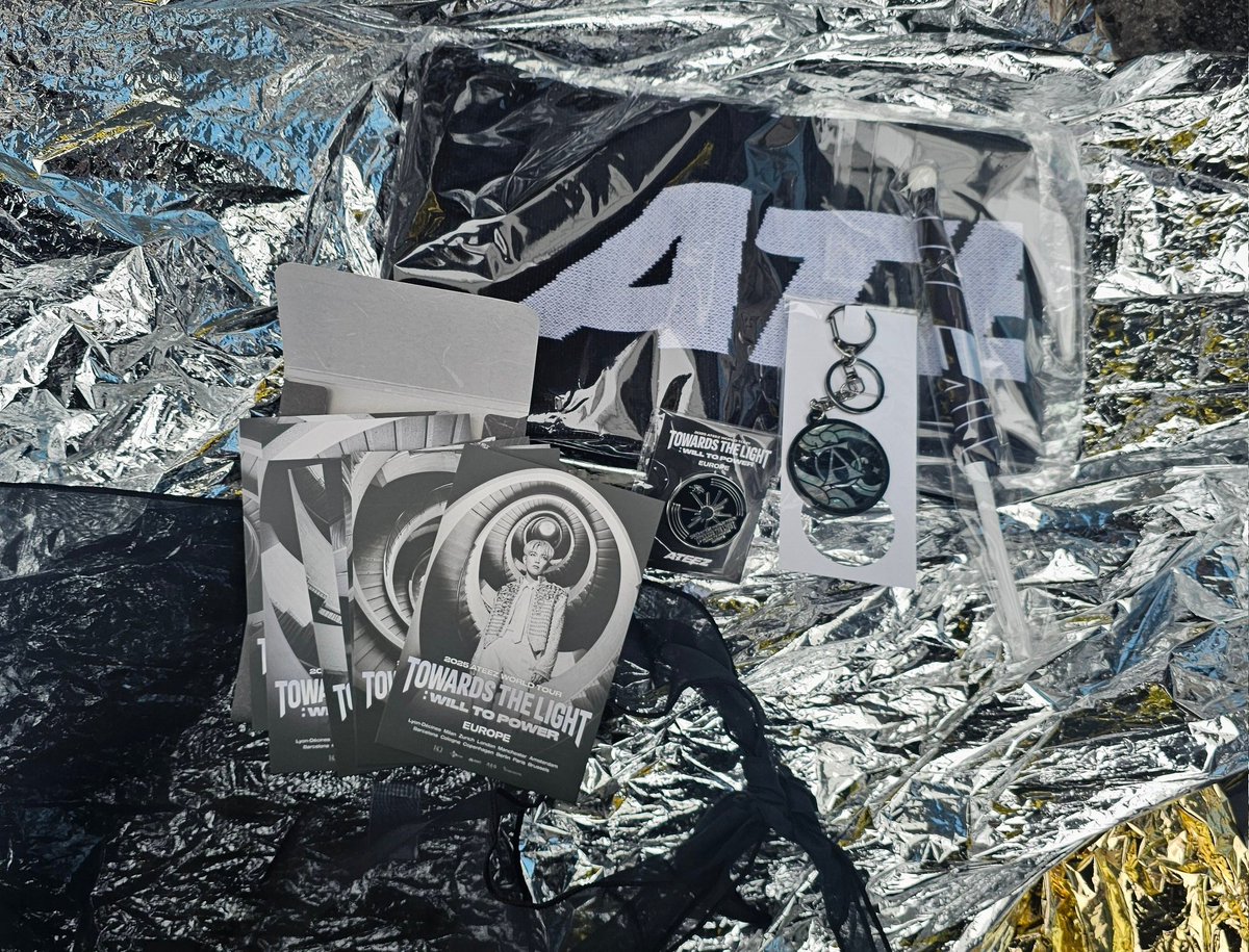 mimi4minjae's tweet photo. Ateez in Europe Atiny VIP merch bundle inclusions

- scarf
- postcards
- mini flag
- keyring 
- pin
- Lanyard
- bag

#ATEEZinLyon #ATEEZinFrance #AteezLyon #AteezFrance #ATEEZinEurope https://t.co/lkS4OGKA8m