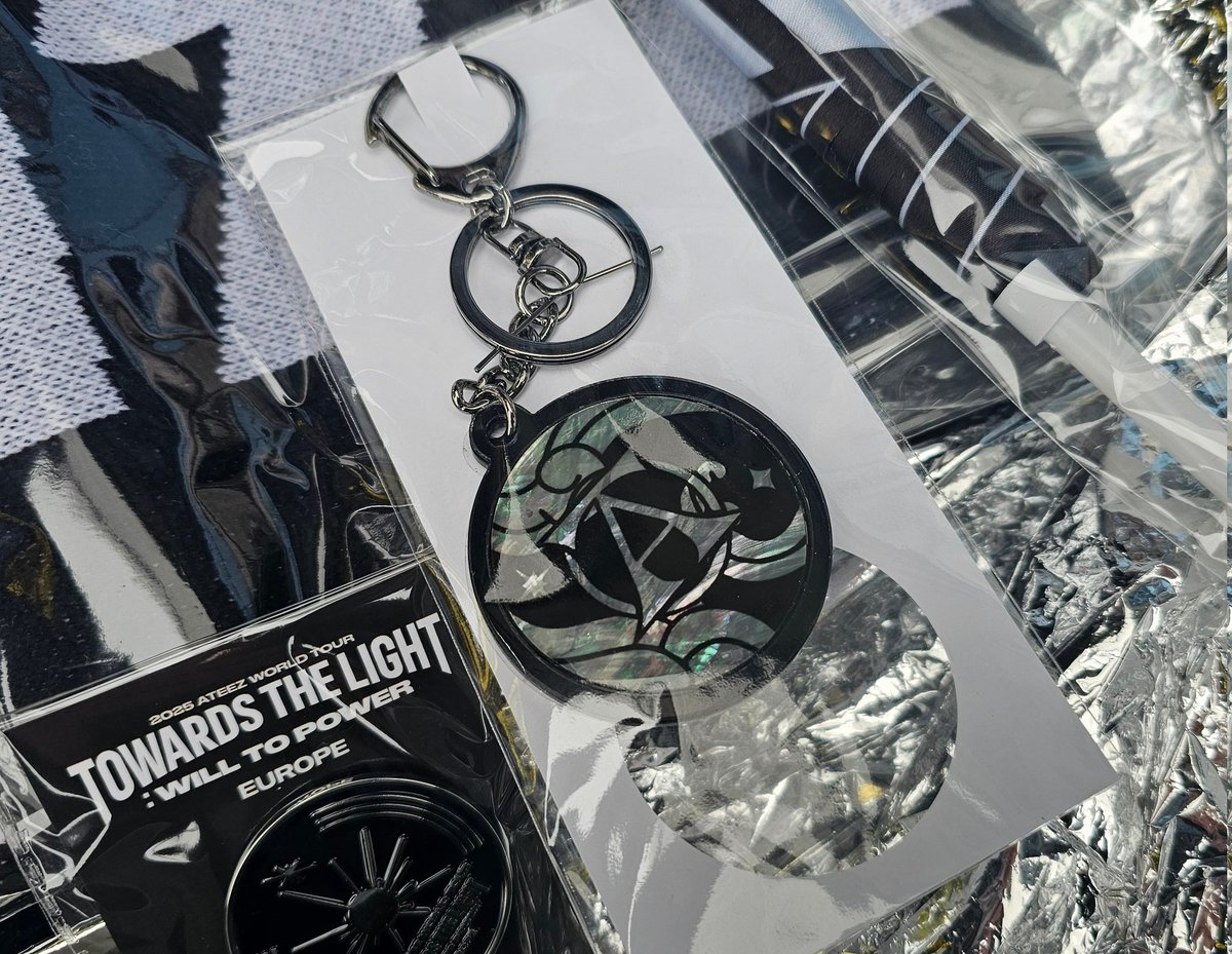 mimi4minjae's tweet photo. Ateez in Europe Atiny VIP merch bundle inclusions

- scarf
- postcards
- mini flag
- keyring 
- pin
- Lanyard
- bag

#ATEEZinLyon #ATEEZinFrance #AteezLyon #AteezFrance #ATEEZinEurope https://t.co/lkS4OGKA8m