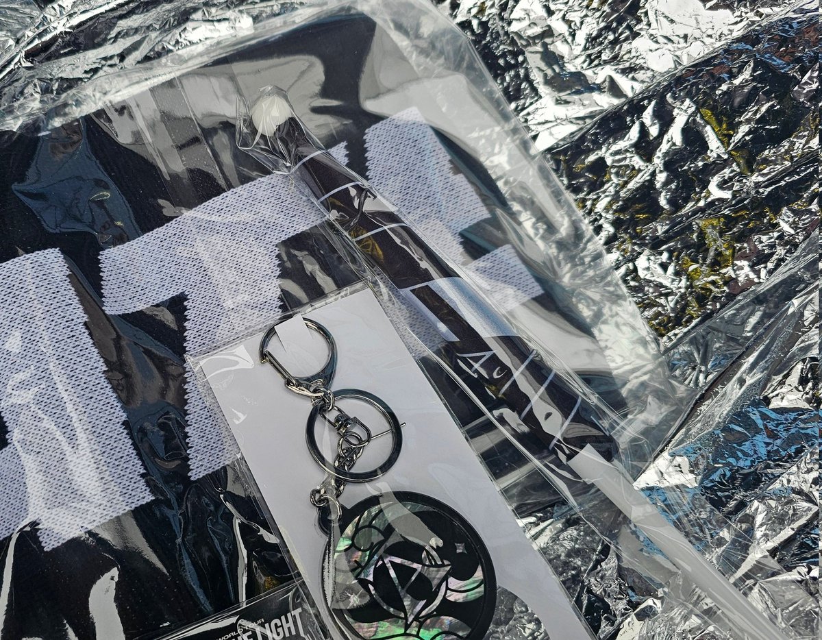 mimi4minjae's tweet photo. Ateez in Europe Atiny VIP merch bundle inclusions

- scarf
- postcards
- mini flag
- keyring 
- pin
- Lanyard
- bag

#ATEEZinLyon #ATEEZinFrance #AteezLyon #AteezFrance #ATEEZinEurope https://t.co/lkS4OGKA8m