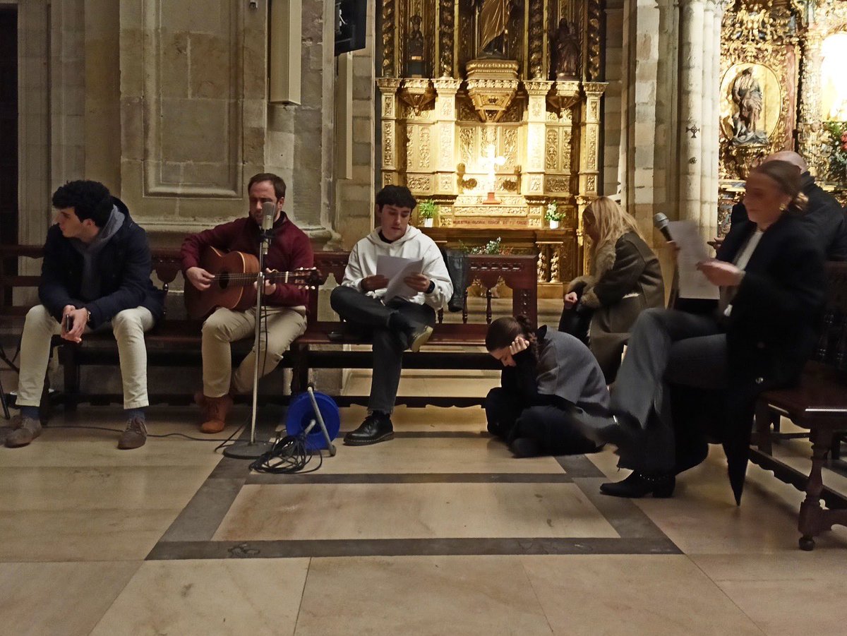 PJ_Santander's tweet photo. Oración de Jóvenes del mes de enero con nuestro obispo en la Catedral. "Peregrinos de la Esperanza". https://t.co/dCZXJRT3MU