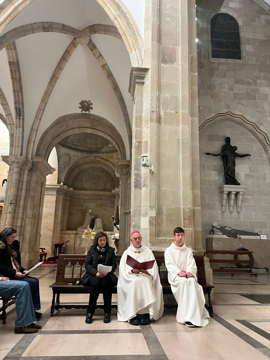 PJ_Santander's tweet photo. Oración de Jóvenes del mes de enero con nuestro obispo en la Catedral. "Peregrinos de la Esperanza". https://t.co/dCZXJRT3MU