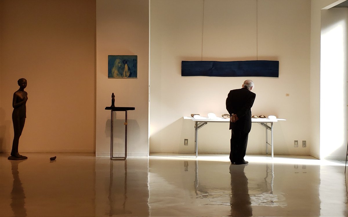 池山栄一展。
すぐ帰ると思っていた父が「まだ大丈夫」「もう少し居ようかな」って予定よりずっと長く在廊しました。
在廊の招待作家さんやお客様と嬉しそうに話している姿を見て、とても、とても、、。何と言いますか。
なんだろう。
どう言葉にすればいいか分からないけれど、とてもとても良い感情。