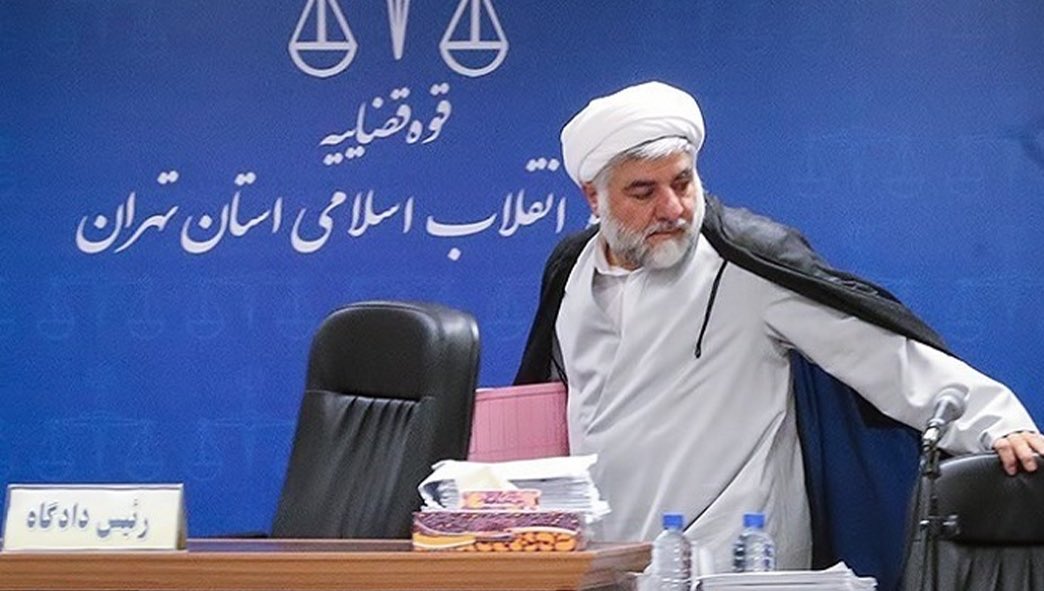 kalbalouchi's tweet photo. قاضی #مقیسه یکی از کشته شدگان امروز تهران است؛ آخرین شاهکار او اعدام هفت شهروند کُرد مهآبادی پس از پانزده سال حبس بود.
قاضی‌که از قلمش خون می‌چکید. https://t.co/RXnBOsV5aF