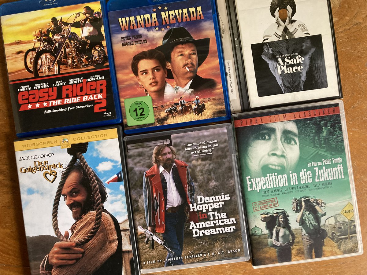 Lichtspielplatz's tweet photo. NEUE FOLGE! Für unsere Steady-Unterstützer gibt es nun "Bonusmaterial" mit viel Zusatz-Themen zur Hauptfolge. Im Bonus zur Welt n. EASY RIDER reden wir über mehr Regiearbeiten von Peter Fonda &amp; Jack Nicholson, schauen uns ein EASY-RIDER-Sequel an &amp; mehr!
https://t.co/cpU4cANesO https://t.co/SSHtDZvPbm
