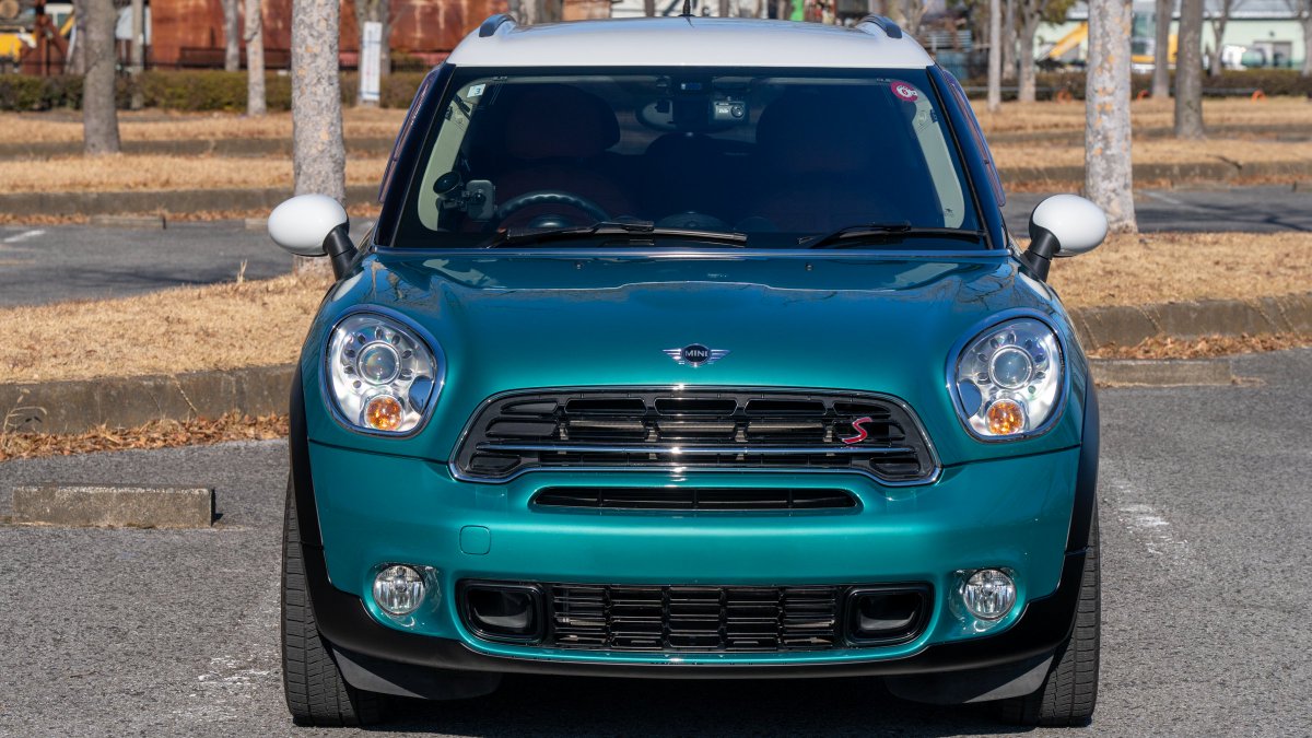 clubman72's tweet image. 【ご報告】
次の10年を乗るためにR60をリフレッシュ
ボディ：ウィンブルドン・グリーン・メタリック(ポルシェカラー)
ルーフ・ミラー：アルピンホワイトⅢ
未塗装樹脂部もブラック塗装
内部も含めて施工していただきました。
素晴らしい仕上がりです。
施工：全塗装のAp Garage
＃R60　#Mini