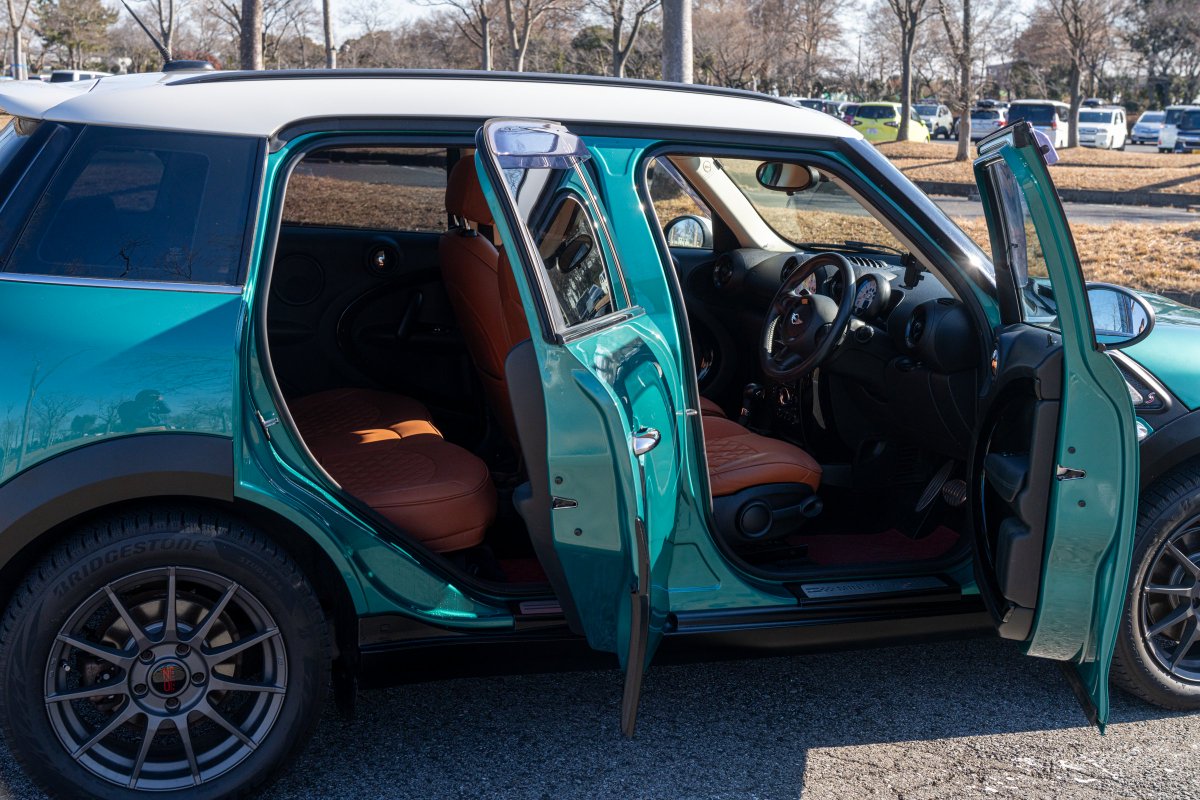 clubman72's tweet image. 【ご報告】
次の10年を乗るためにR60をリフレッシュ
ボディ：ウィンブルドン・グリーン・メタリック(ポルシェカラー)
ルーフ・ミラー：アルピンホワイトⅢ
未塗装樹脂部もブラック塗装
内部も含めて施工していただきました。
素晴らしい仕上がりです。
施工：全塗装のAp Garage
＃R60　#Mini