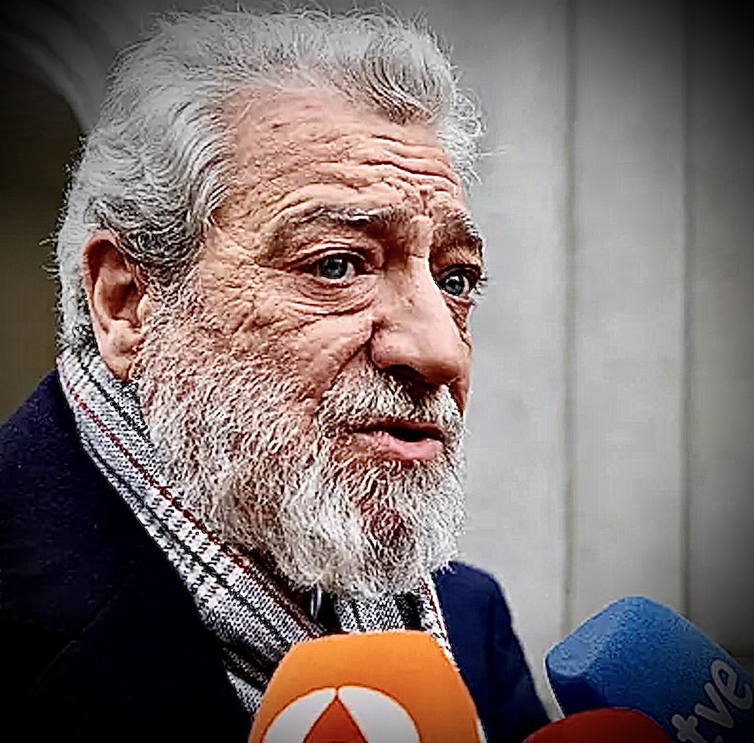 anluma99's tweet photo. MAR: la brutalización de la comunicación política 

¿ Nadie va a llevar a Miguel Ángel Rodriguez ante la Justicia? Miguel Ángel Rodríguez, jefe de gabinete de Isabel Díaz Ayuso difundió información falsa sobre un supuesto pacto rechazado por la Fiscalía, cuando en realidad fue la defensa de González quien propuso el acuerdo. Además, manipuló mensajes para respaldar su versión y acusó falsamente a periodistas de acoso. Es es denunciado Miguel Ángel Rodríguez podría enfrentar consecuencias legales por posibles delitos como calumnias, injurias o desinformación intencionada, dependiendo de la interpretación judicial de sus acciones. Además, el uso y difusión de correos confidenciales podría implicar una vulneración del secreto profesional o la protección de datos, especialmente si se demuestra que actuó con dolo al manipular información para influir en la opinión pública o en procedimientos judiciales. Su responsabilidad penal dependerá de si es denunciado y cómo los tribunales califiquen su conducta.