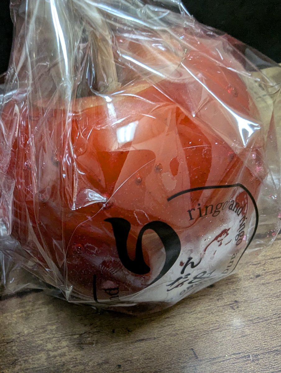shitokuhot's tweet photo. 今日は
自分へのご褒美に
りんご飴を買いに行って来ました🍎
ずっと
気になってたので
幸せです
 (*Ü*)ﻌﻌﻌ♥
 #りんご飴 https://t.co/EManDt2qea