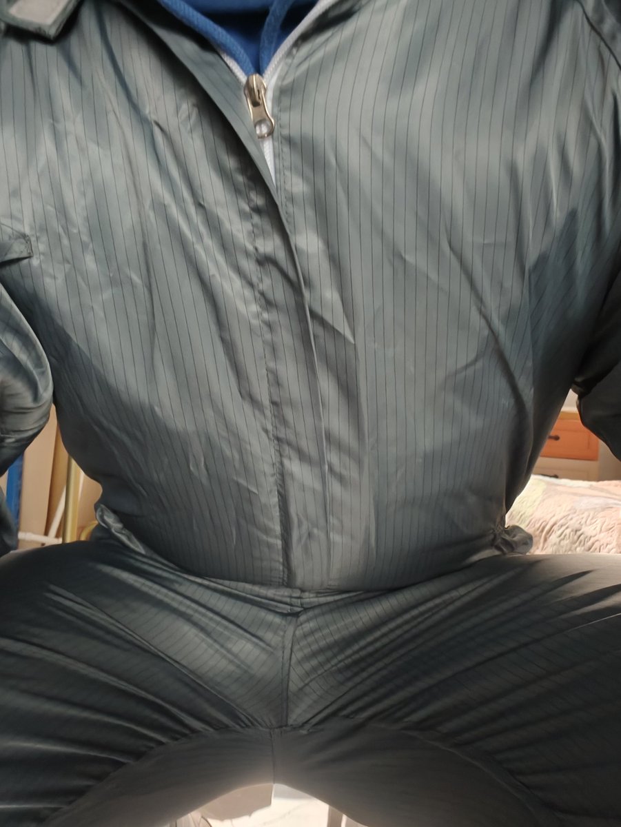 父母买的几十块收拾垃圾用的防护服。。。我屁股都蹲不下来