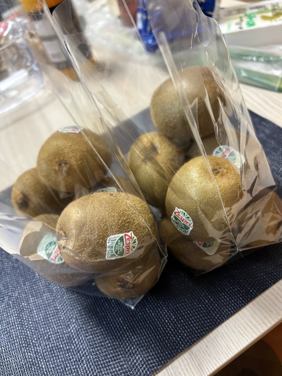 koremaru_da's tweet photo. ここ最近キウイが異常に安いんだけど、取れすぎてるんかね？ https://t.co/3434TRMUgl