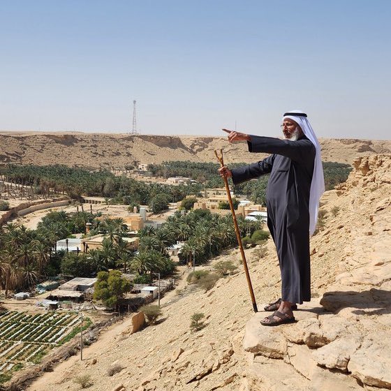 oamnod3's tweet photo. دور رجال الأعمال والمستثمرين في تطوير مشروع غار جبل التوباد

إلى جانب الدور المحوري الذي تضطلع به الجهات الحكومية، يبقى لرجال الأعمال والمستثمرين دور جوهري في تحويل حلم تطوير غار جبل التوباد إلى واقع ملموس. 

يمكن أن يشكل التعاون بين القطاعين العام والخاص نموذجاً فعّالاً لتحقيق التنمية المستدامة لهذا الموقع التاريخي، إذ يُتيح الاستثمار في هذا المشروع الفرصة ليس فقط لتحقيق عوائد اقتصادية، بل أيضاً للمساهمة في تعزيز الهوية الثقافية والوطنية.

فرص الاستثمار في المشروع

يمكن لرجال الأعمال والمستثمرين المشاركة من خلال عدة مسارات، منها:

1. الاستثمار في البنية التحتية السياحية:

•بناء مرافق سياحية تشمل منتجعات صغيرة، واستراحات، ومقاهي، ومطاعم تُطل على الجبل وتتيح للزوار تجربة سياحية فريدة.
•إنشاء مسارات صعود مجهزة ومحمية تربط الزوار بالغار بسهولة وأمان، مع توفير خدمات إضافية مثل نقاط استراحة ومواقف للسيارات.

2. المشاريع الثقافية والتعليمية:

•تمويل إنشاء مركز ثقافي بجانب الجبل، يضم متحفاً يروي قصة قيس وليلى، إلى جانب مكتبة أدبية تحوي أبرز الأعمال الشعرية التي خلدت هذا الحب.
•إنشاء مسرح مفتوح لتنظيم فعاليات أدبية وثقافية مثل الأمسيات الشعرية والعروض المسرحية.

3. الابتكار في السياحة الترفيهية:

•تمويل مشاريع ترفيهية تعتمد على التقنيات الحديثة مثل تجربة الواقع الافتراضي (VR) التي تُحاكي قصة قيس وليلى في الموقع.
•تطوير تطبيقات ذكية تقدم جولات إرشادية للزوار بمختلف اللغات مع توفير معلومات عن الموقع وقصته.

4.دعم الفعاليات والمهرجانات:
•رعاية وتنظيم مهرجانات أدبية وثقافية تستقطب السياح والمثقفين، وتُبرز الموقع كرمز للتراث الثقافي السعودي.

الفوائد الاقتصادية والاجتماعية للمستثمرين

•العوائد المالية: يُعد تطوير غار جبل التوباد فرصة واعدة للاستثمار في قطاع السياحة الثقافية، وهو أحد أسرع القطاعات نمواً في المملكة.
•تعزيز المسؤولية الاجتماعية: مشاركة رجال الأعمال في تطوير الموقع تسهم في تعزيز دورهم كرواد للتنمية المجتمعية وداعمين للمشاريع الوطنية.
•تطوير المجتمع المحلي: الاستثمارات في الموقع ستوفر فرص عمل مباشرة وغير مباشرة لأبناء محافظة الأفلاج، مما يعزز التنمية الاقتصادية المحلية.

دعوة مفتوحة ورغبة ملحة

إننا نوجّه دعوة مفتوحة لرجال الأعمال والمستثمرين الوطنيين والدوليين ليكونوا جزءاً من هذا المشروع الطموح. فالمشاركة في تطوير غار جبل التوباد ليست مجرد استثمار اقتصادي، بل هي استثمار في المستقبل الثقافي والسياحي للمملكة. 

من خلال هذا المشروع، يمكن أن نضع محافظة الأفلاج على خارطة السياحة العالمية، ونظهر للعالم أجمع مدى اعتزازنا بتراثنا وهويتنا الوطنية.

آخر المطاف

يبقى مشروع تطوير غار جبل التوباد حلماً ينتظر الدعم المشترك من جميع الأطراف: الحكومة الرشيدة، القطاع الخاص، ورجال الأعمال. 

هذا الموقع الذي يحتضن تاريخاً أدبياً عريقاً يستحق أن يُصبح منارة ثقافية وسياحية تجسد رؤية المملكة الطموحة نحو بناء اقتصاد متنوع ومستدام يعزز هويتنا ويُبرز للعالم غنى تراثنا.

بقلمي ...