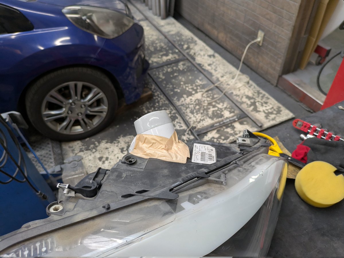 m_tarou_ni's tweet image. BMW5シリーズ
ヘッドライトに水混入
入庫時はウィンカーもイカリングも点かない状態でしたが部品交換無しで何とか直せました🔥
ライト内の乾燥とシーリングに時間掛かっちゃいましたが、ええ感じに仕上がったと思います😊
#f10 #f10bmw #bmw #bmw523 #bmwヘッドライト