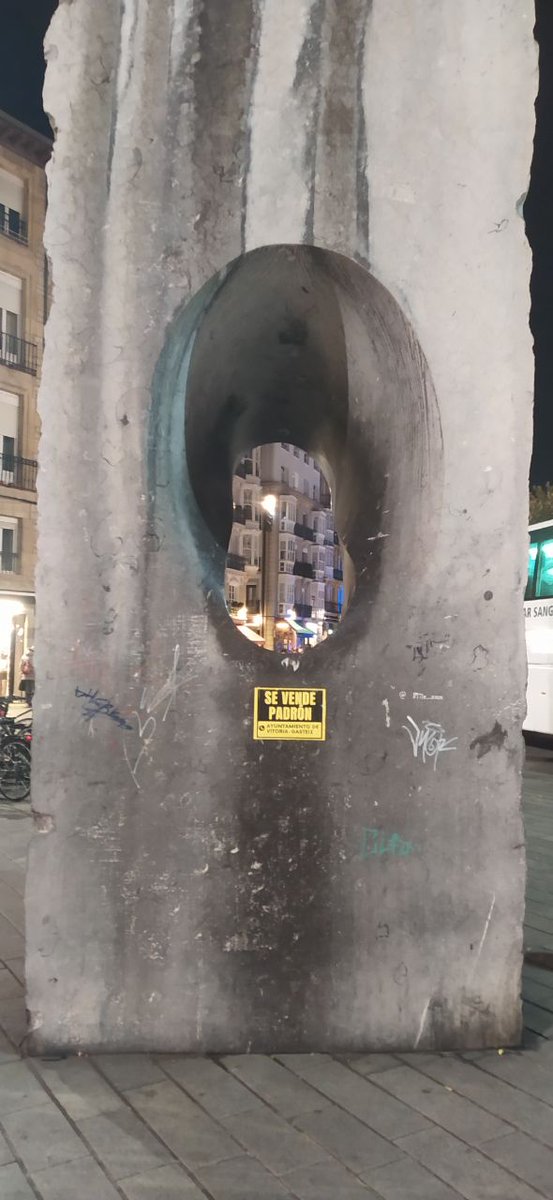 🟠 Gasteizko kaleetan kartel hauek azaldu dira.

<a href="/vitoriagasteiz/">Vitoria-Gasteiz!</a>|ko Udalak errolden salerosketan duen ardura salatzen dute. 

Udalaren errolda politika seinalatzen eta erroldatzeko jartzen dituen baldintzak atzera botatzeko antolatzen jarraitzen dugu.