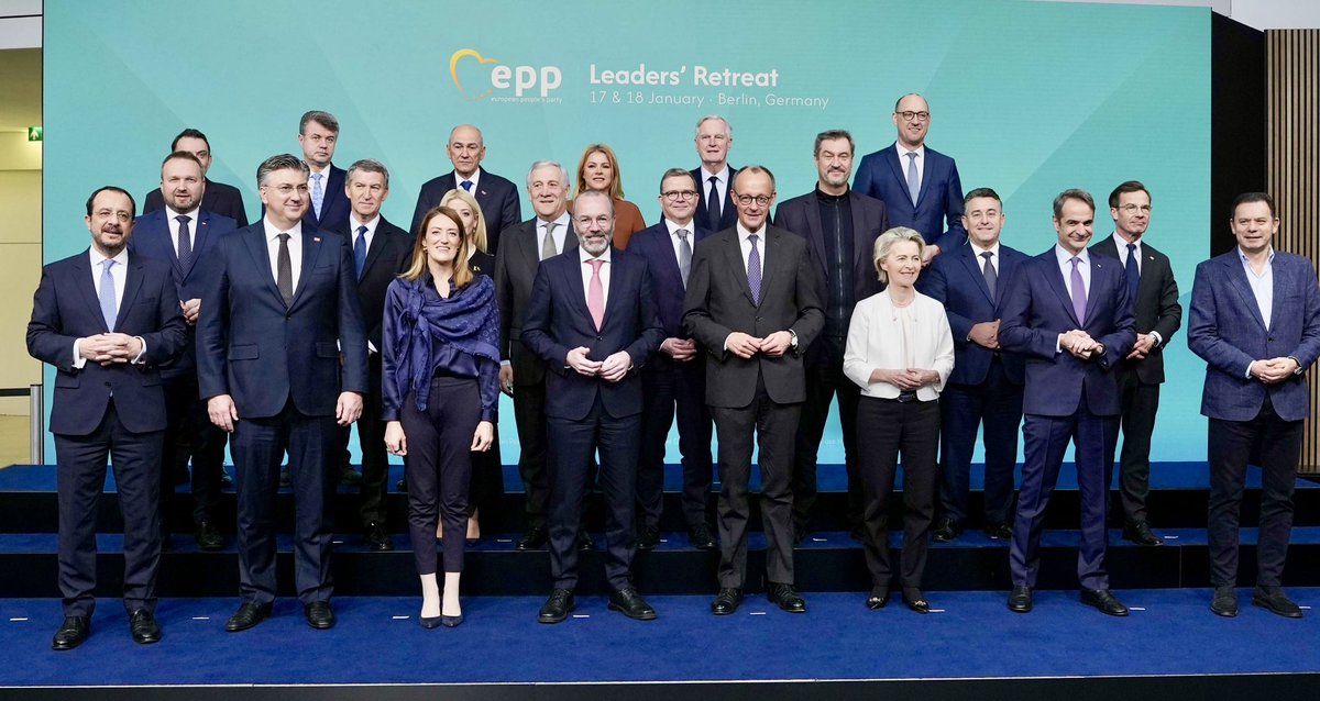 MichelBarnier's tweet photo. Heureux de retrouver à Berlin les dirigeants européens du @EPP  pour un séminaire consacré aux multiples défis auxquels l’Europe doit faire face. 

La diversité légitime des sensibilités nationales, notamment sur les questions commerciales, n’empêche pas une large convergence de vue sur les priorités qui doivent être celles de nos gouvernements et de l’Union européenne: compétitivité, simplification bureaucratique, maîtrise des flux migratoires, sécurité & défense…

Le Parti Populaire Européen reste la première force politique du continent et il est de la responsabilité de @lesRepublicains d’y faire entendre la voix de la France.