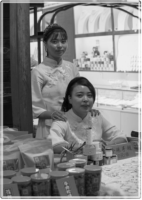 photos_dsmith's tweet photo. two #young #friends #working at a #toiletries #stall on the #famous #MuslimStreet in #Xian #China at the end of the #silkroad #streetphotography #socialphotography #ThePhotoHour They clearly have a #goodworkingrelationship #localproduce see more at https://t.co/VilcfnO0ps https://t.co/55ni4iJiPA