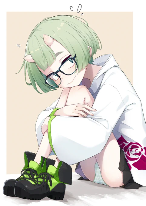 ほそ足におっきいスニーカーって好き 