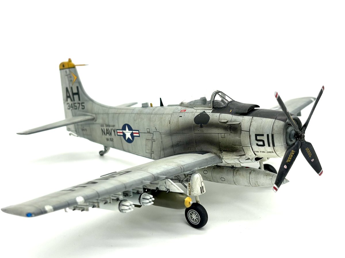 mewmew1001mew's tweet photo. 1/72 ハセガワ  A-1H スカイレーダー ロケットポッド 完成しました😀😀
⁡
ファレホで塗装して、タミヤのスミ入れ塗料でウェザリングしました。

とてもよいキットでした！
⁡
#hasegawa  #creos #tamiya #vallejo #usnavy #navy #a1h  #skyraider #72ndscale #plasticmodel #plasticmodel https://t.co/iBx1jvL9Hn