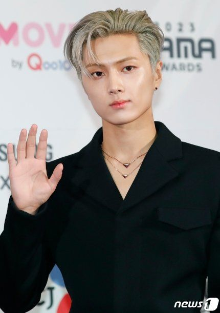 <a href="/xnaoirei/">Ms.Kongsuni</a> “Halo, semuanya. Perkenalkan, saya Arlo Desmond yang akan menemani rekan saya, Ery, sebagai Master of Ceremony pada acara sore hari ini. Meski acara hari ini temanya perpisahan, saya harap di acara malam hari ini bisa memberi kalian semua kesan yang mendalam.”