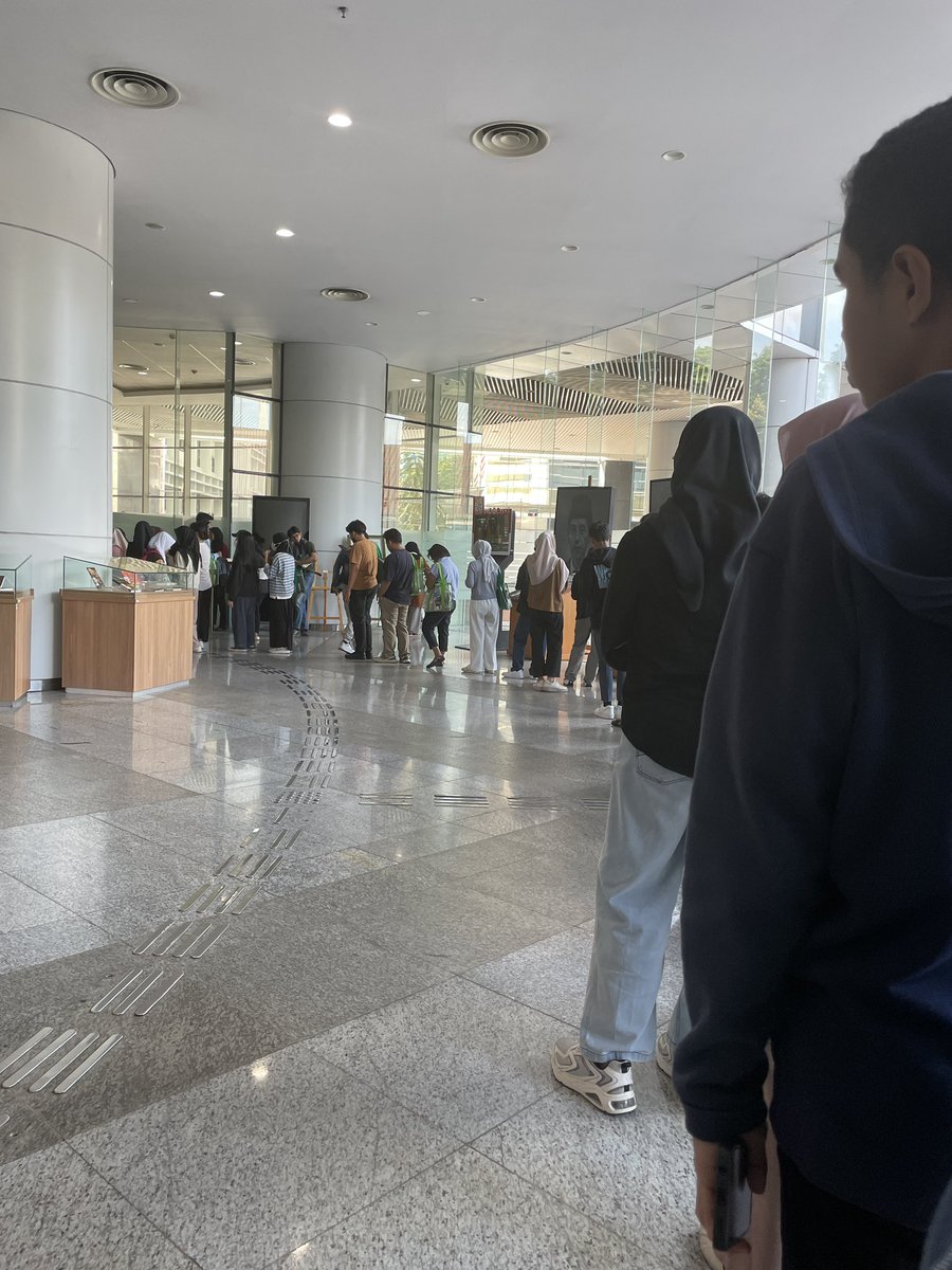 ranysetyani's tweet photo. Ini ga ngerti sih sm kebijakannya @perpusnas1 , antrian nuker tas dan itu wajib. Karena jujur aja kita juga udh lelah antri lift yg overload. Antrian ini mengganggu yg mau keluar masuk pintu utama. Sm minta tlg untuk menaruh tisu di toilet perempuan lantai 19 . 🙏🏻. https://t.co/m4ZxSdM05T