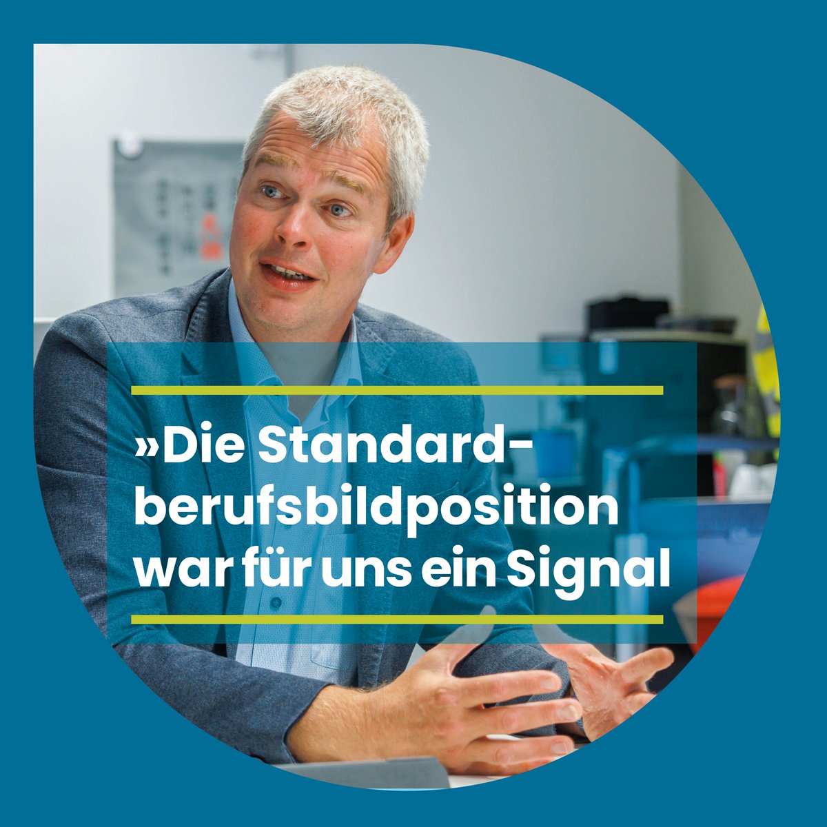 🌱 Kunststoff bleibt in der Industrie unverzichtbar, doch wie geht man #nachhaltig damit um? Bei @REHAU_Group  ist genau das ein Thema in der #Ausbildung. Mehr darüber in der neuen Broschüre des BMBF 👉 bit.ly/3UsUUym 🏢 #GreenEconomy #Recycling