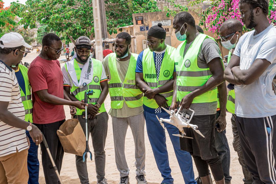 Je viens d’être informé par des  habitants de PAz aux parcelles assainies que promo ville dans son projet de pavage a décidé de couper ces arbres que nous avons eu beaucoup de peines à planter dans le quartier et à entretenir depuis 2019 .
Monsieur le ministre de l’environnement