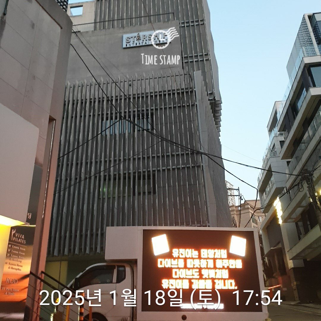 shouldwang's tweet photo. 這次就是安安應援卡車的最後一次司機認證了

一開始是覺得原主辦的方式好溫暖很溫馨
想要再延續下去順便罵船
結果當天星船道歉
所以我們就換個方向改成主打應援回歸🥳
謝謝大家的努力、以及創意發揮
才有辦法在短短的時間內
募資成功&做成這台哺哺🚛
感謝所有人的幫助、協助

安兪眞的應援卡車 1/16-1/18正式打卡下班
祝福大家 未來的每一天 都是美好的一天🫶
IVE EMPATHY 大發💗

最後最後
#大家記得事前投票🗳️
#IVE #아이브
#IVE_EMPATHY
#REBELHEART #IVE_REBELHEART
#아이브_쏘아올려_레블하트 🏹
