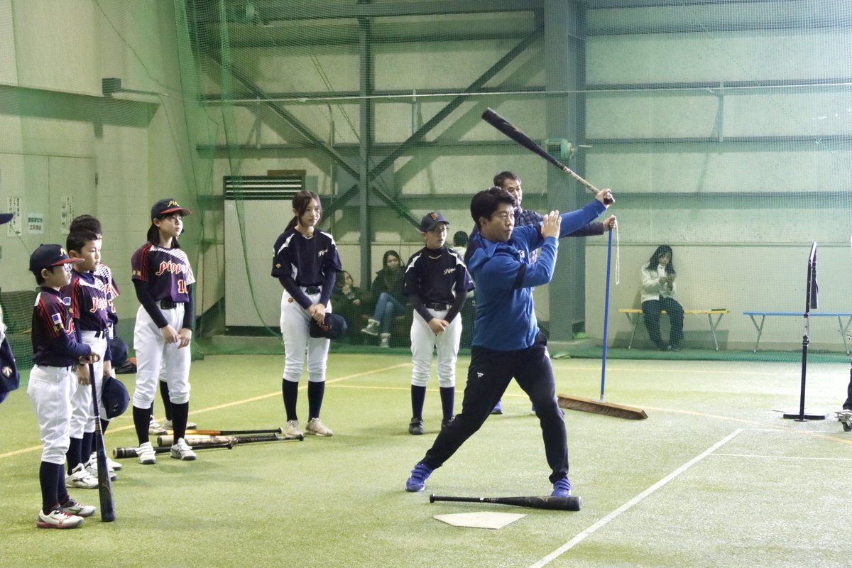 pippu_town's tweet photo. 1月18日㈯、いちごアリーナで『君の夢プロジェクト野球部編』が行われ、比布中央学校野球部員や少年団員ら計14人が参加しました。元北海道日本ハムファイターズ捕手の #鶴岡慎也 さんを講師に招き、技術指導をしていただきました⚾️
#北海道 #比布町 #ぴっぷ町 #まちある記フォトニュース https://t.co/AliivWZyfB