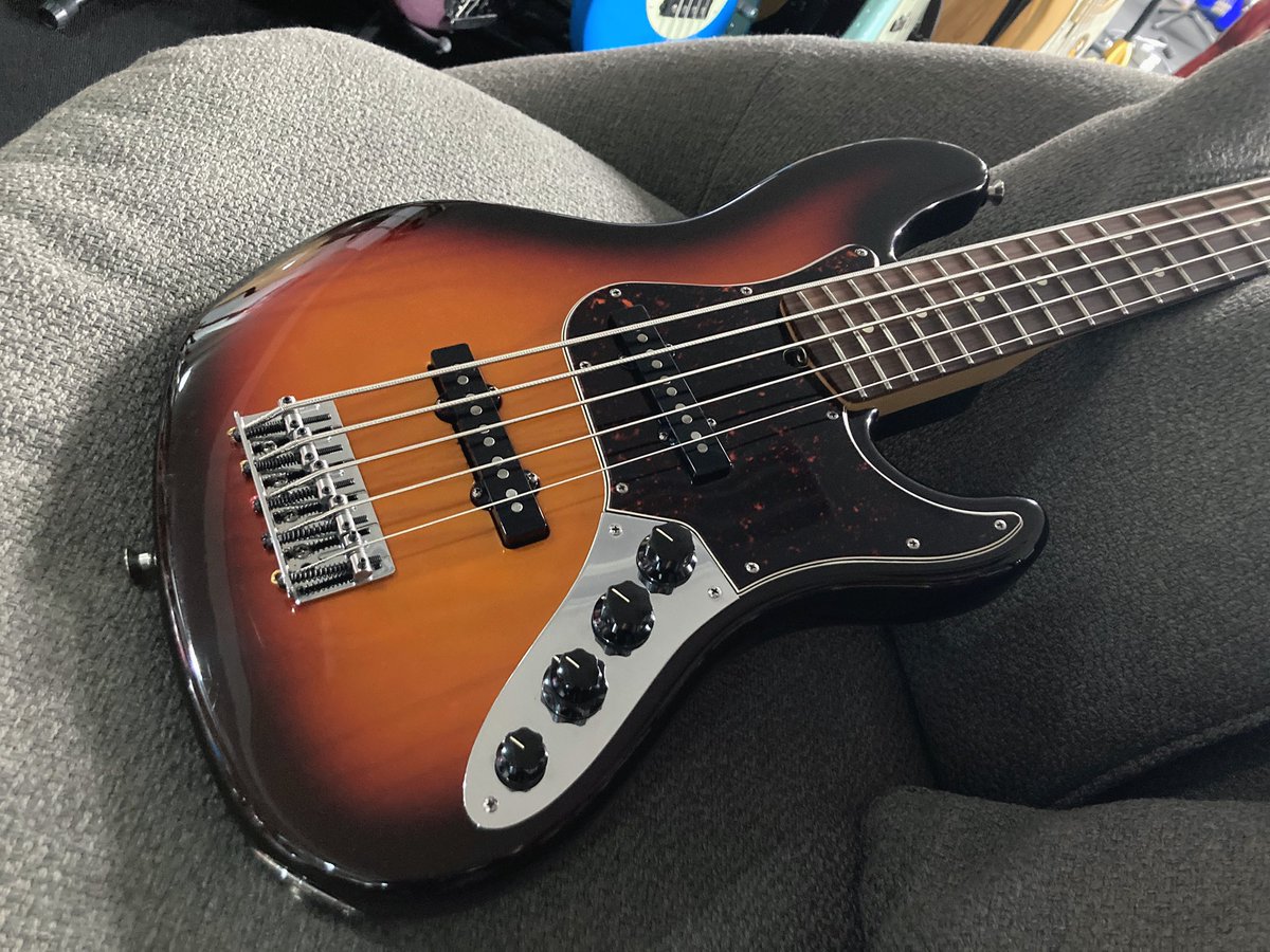 新着入荷】 Fender American Deluxe Jazz Bass V 1997 委託で入荷しま