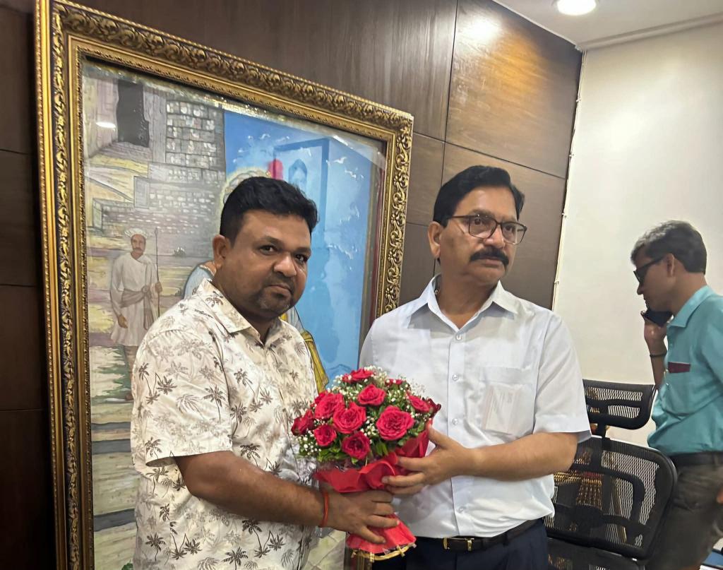ajayshankar80's tweet photo. उत्तर पश्चिम लोकसभा के लोकप्रिय सांसद श्री @RavindraWaikar जी को जन्मदिवस की अनन्त शुभकामनाएं ⚘️ https://t.co/nkyWaSzWWu