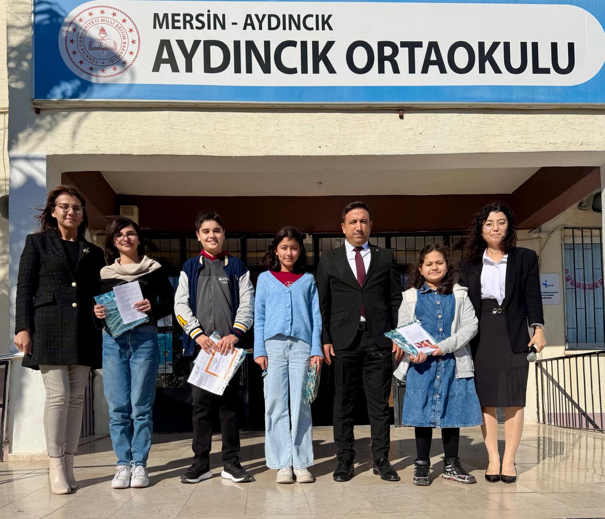 aydincik_aoo33's tweet photo. 2024-2025 Eğitim Öğretim Yılının 1.yarıyılını tamamladık. Okulumuzu ziyaret ederek öğrencilerimizin karne sevinçlerine ortak olan İlçe Milli Eğitim Müdürümüz Sn.Erhan SARI'ya ve Şube Müdürlerimize teşekkür ederiz.
@fazilet_durmus
@aydincikmem
@ErhanSa33
@Meral_Keskinn https://t.co/8wWP8Qe0yd