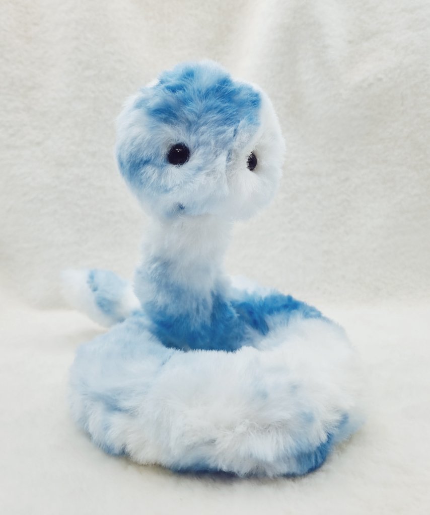 그냥 이유 없이 열어 보는 알티 이벤트입니다. 20일까지 팔로 + 알티 주신 분 중 한분을 뽑아 복실 뱀 보내드리도록 할께요! 아껴주실 분이 데리고 가셨으면 좋겠고, 이벤트용 알티 계정은 추첨에서 제외하겠습니다.