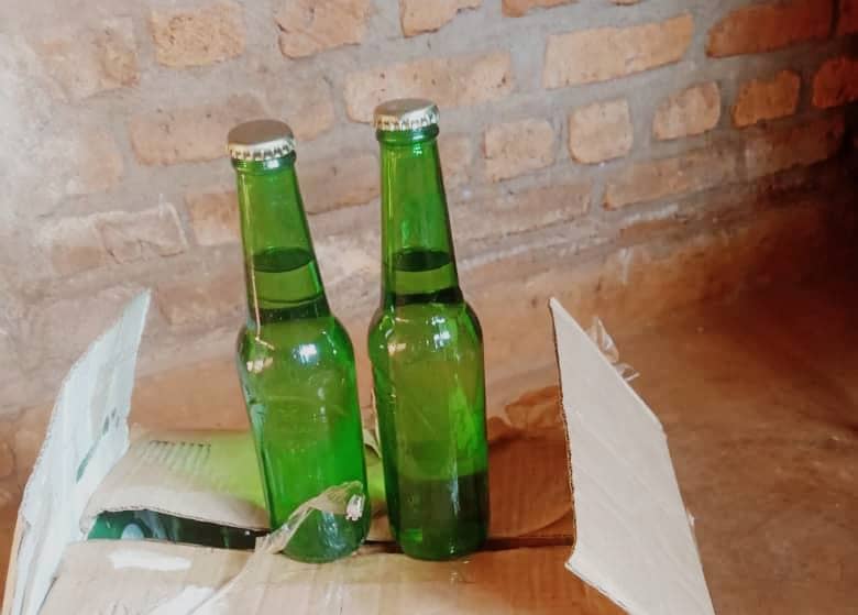 MagazineJimbere's tweet photo. 🚫🍺 "La boisson alcoolisée #Kadandusi doit être retirée du marché car elle est fabriquée dans des conditions inconnues, ne dispose d'aucune étiquette et présente les mêmes effets que la boisson #Sapor, également retirée du marché au #Burundi."

🫵🏾 Ceci ressort de la réunion tenue par le gouverneur de @makambaProvince ce 14/01/2025, dans laquelle il demandait à la population de dénoncer les fabricants et vendeurs de cette boisson "qui peut être nocive pour la #santé", afin qu'ils soient sanctionnés suivant la loi