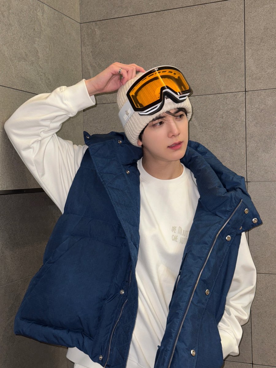 THEBOYZ_officl's tweet photo. [📸] 영훈 MBC 쇼! 음악중심 MC 완료🍞 영훈이의 퍼스널 컬러는 음악중심💙

#THEBOYZ #더보이즈
#YOUNGHOON #영훈 https://t.co/OQIquRhwXm