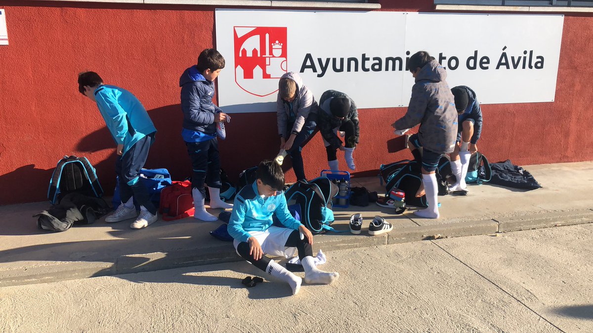 AlvaroBM21's tweet photo. Hola @FCyLF @diario_de_avila @deportesavila @DeportesDAV @AlbarranFut @marca @AytoARENASP 

Volvemos a los de siempre, Ávila a -3 grados y niños de 20 años cambiándose en la calle para poder jugar su partido y no ser sancionados. https://t.co/IYQSSIkxfA