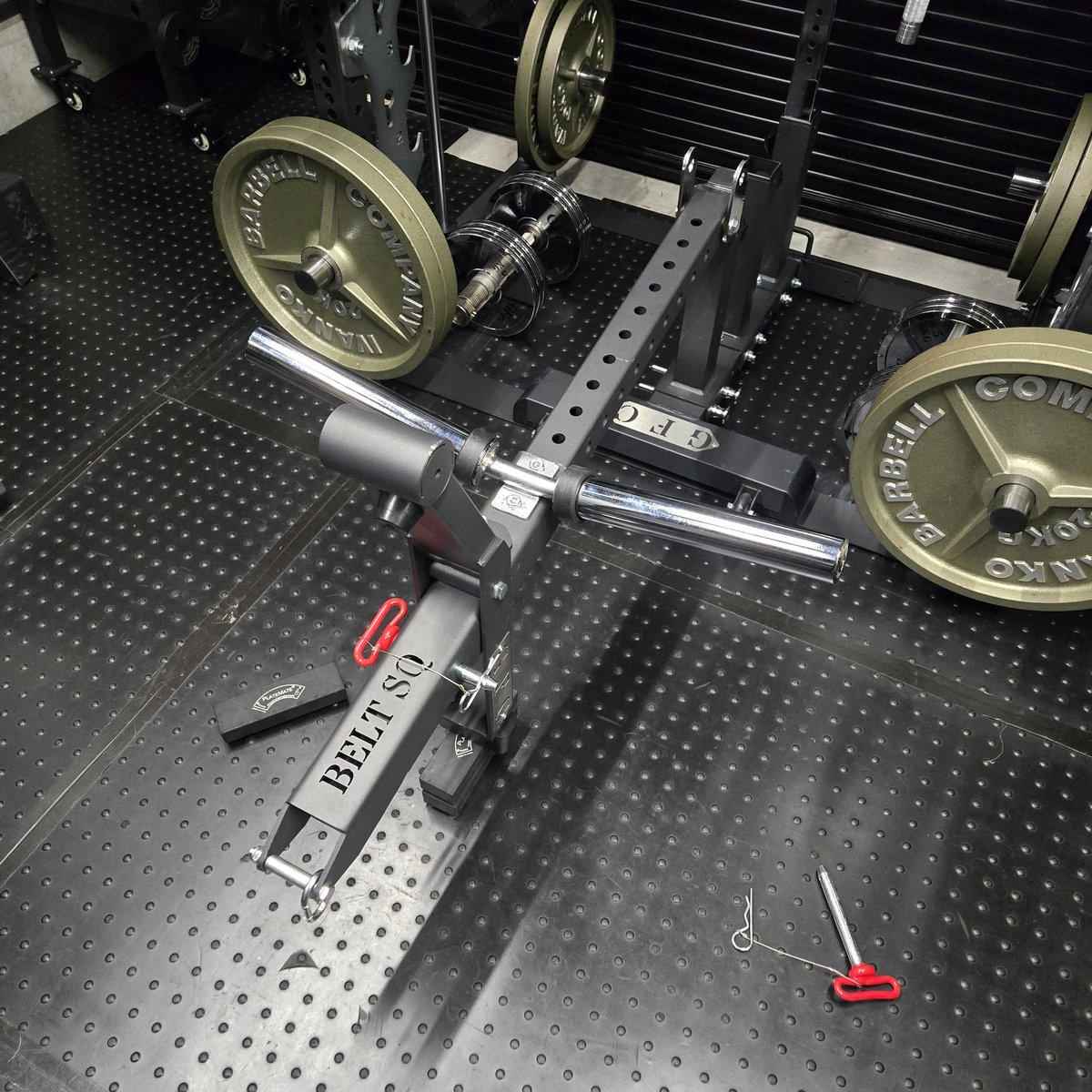 コンパクトベルトスクワットはGFCの人気製品でハンドルやその他拡張