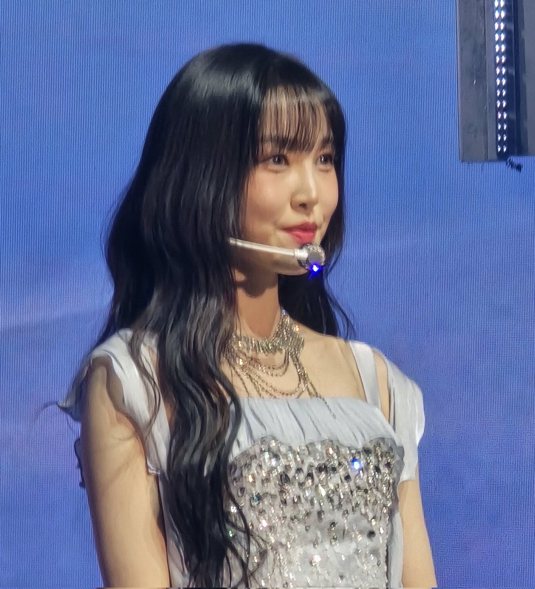 YUJUFEED's tweet photo. yuju’s wavy hair for today’s concert too. SHES SO PRETTY 

#YUJU #유주 #GFRIEND #여자친구 https://t.co/iWwV670lNd
