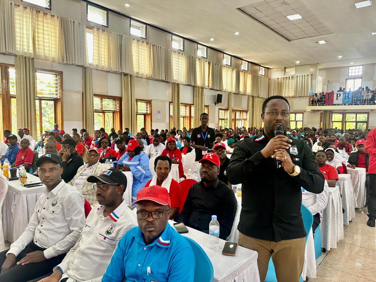 Mama Urwagasabo Tv (@mamaurwagasabo1) on Twitter photo 📸AMAFOTO📸
Muri aka kanya, mu karere ka Musanze, muri salle ya Classic Hotel, harimo kubera Inteko Rusange y’Abanyamuryango ba <a href="/rpfinkotanyi/">FPR-Inkotanyi</a>.
Muri iyi nteko, biteganyijwe ko haza gutorerwamo abagize komite Nyobozi y’Umuryango ku rwego rw’Akarere ka <a href="/MusanzeDistrict/">Musanze District</a>. 📸AMAFOTO📸
Muri aka kanya, mu karere ka Musanze, muri salle ya Classic Hotel, harimo kubera Inteko Rusange y’Abanyamuryango ba <a href="/rpfinkotanyi/">FPR-Inkotanyi</a>.
Muri iyi nteko, biteganyijwe ko haza gutorerwamo abagize komite Nyobozi y’Umuryango ku rwego rw’Akarere ka <a href="/MusanzeDistrict/">Musanze District</a>.